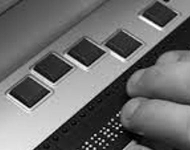 mão em cima de teclado, preto e branco