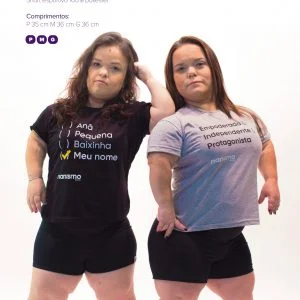 foto de duas mulheres com nanismo com camisetas e shorts