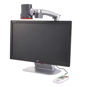 Ampliador com tela de 24 polegadas, equipamento de ampliação localizado acima do monitor, controle de funções branco com 14 teclas coloridas, cor preto e cinza.
