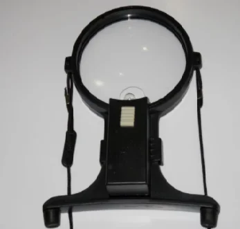 LUPA DE BORDAR COM LENTE DE 120MM, POSSUI UM CORDÃO PARA COLOCAR NO PESCOÇO, POSSUI UMA LUZ PEQUENA EM BAIXO DA LENTE PARA ILUMINAÇÃO, COR PRETA.