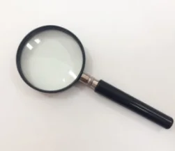 LUPA DE MÃO COM LENTE DE 90MM, POSSUI CABO NA COR PRETA COM AJUTE PARA REMOVER A LENTE, BORDA DA LENTE EM ABS COR PRETA.