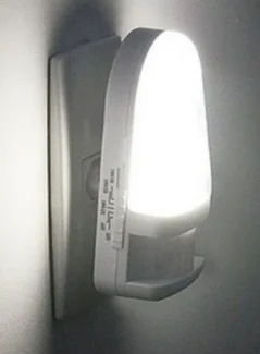 LUZ NOTURNA COM SENSOR NA COR BRANCA, POSSUI BOTÃO DE FUNCIONAMENTO NA LATERAL DO EQUIPAMENTO.