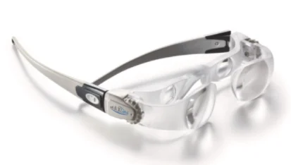 ÓCULOS COM LENTES TRANSPARENTES E ARMAÇÃO PRATA, POSSUI NAS LATERAIS AJUSTE DA LENTE.