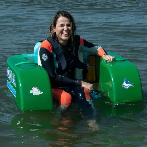 mulher sorrindo em cadeira boiante no mar