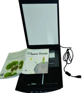Scanner aberto com um livro, cor do scanner preto.