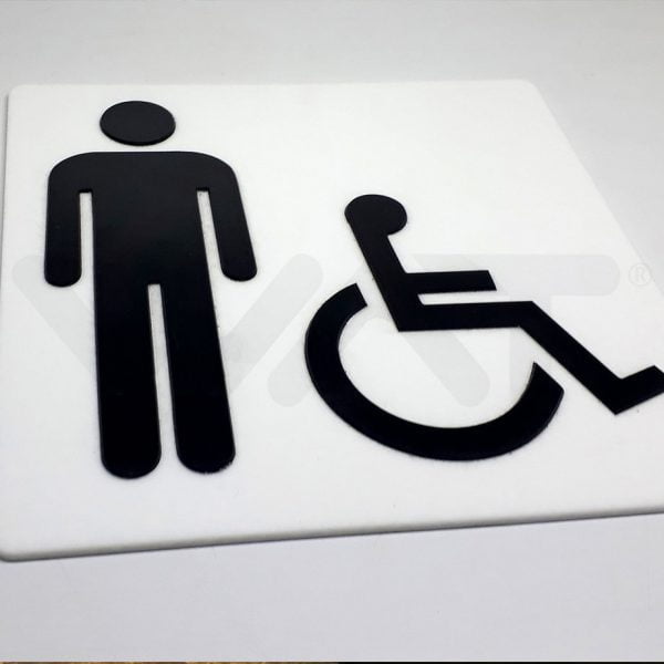 foto de placa quadrada branca com símbolo da deficiência física e ícone de um homem, ambos pretos