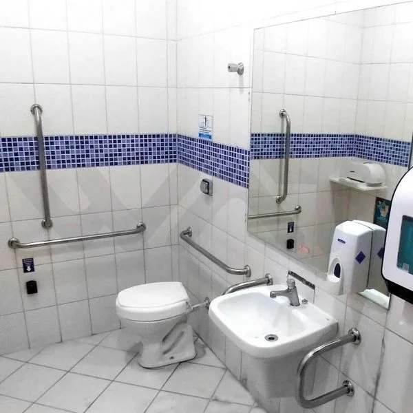 foto de banheiro com privada acessível