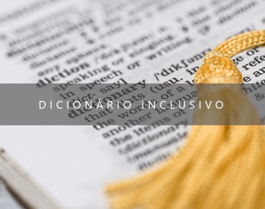 foto de close em dicionário com o escrito: dicionáio inclusivo