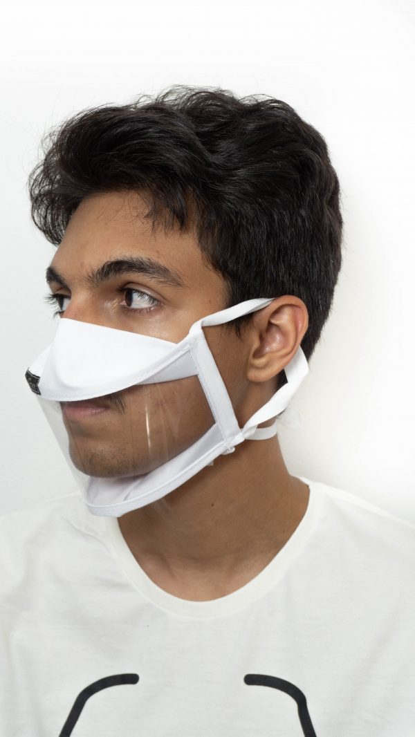 Mascara branca com transparência e elásticos hipoalergênicos.