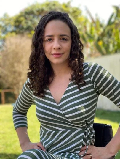 foto de aline adams, mulher de cabelo cacheado e vestido listrado