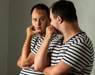 foto de homem com síndrome de down se olhando no espelho