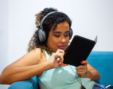 Foto de mulher negra cega usando um tablet