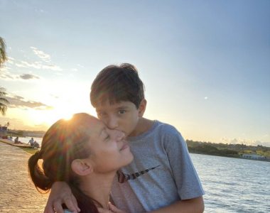 foto de jessica, mulher autista, com seu filho